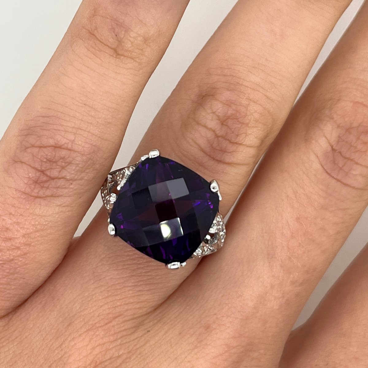 Bague en or blanc 14 carats avec améthyste facettée et diamants-photo-1