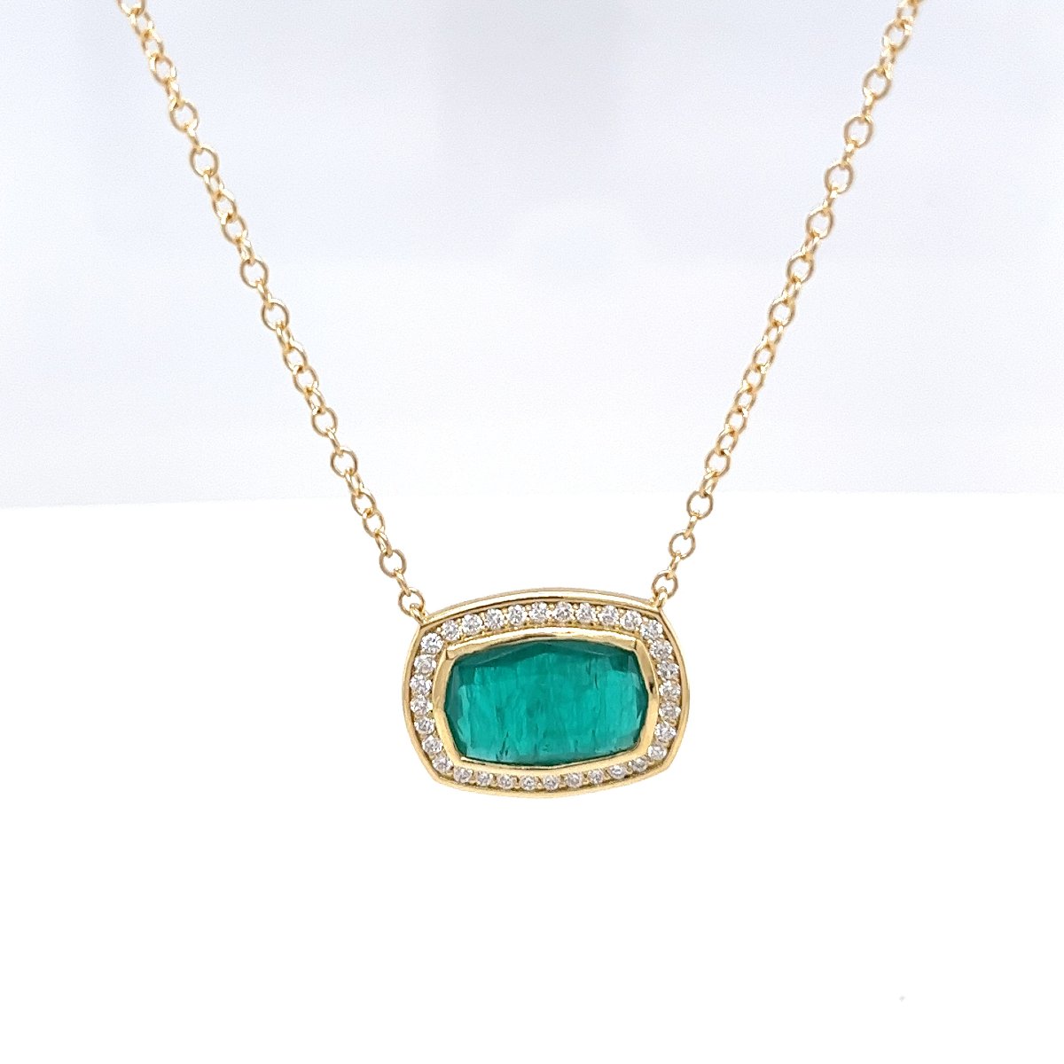 Ensemble pendentif émeraude et diamant en or jaune 18 carats