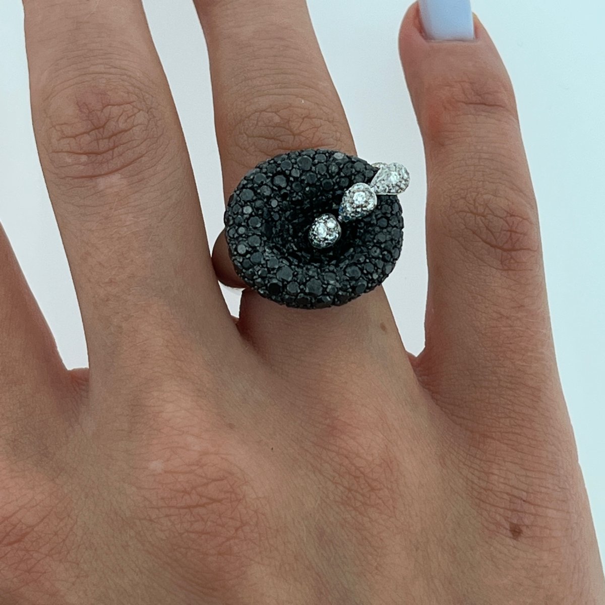 Bague de GRISOGONO en or blanc 18 carats avec diamants noirs et blancs – Réf. B2603-photo-4