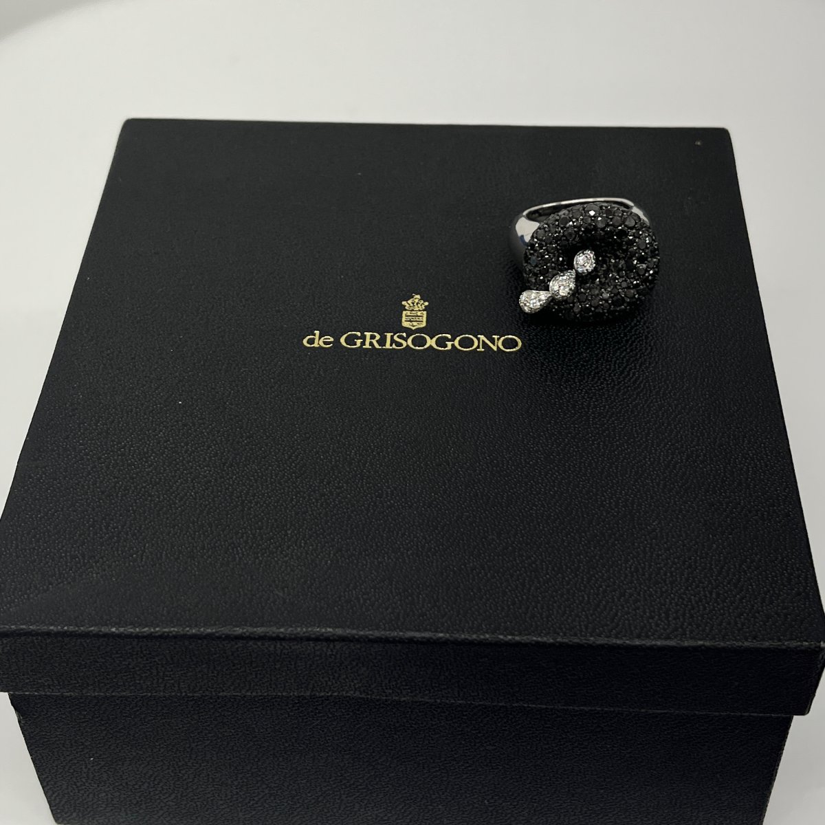 Bague de GRISOGONO en or blanc 18 carats avec diamants noirs et blancs – Réf. B2603-photo-5