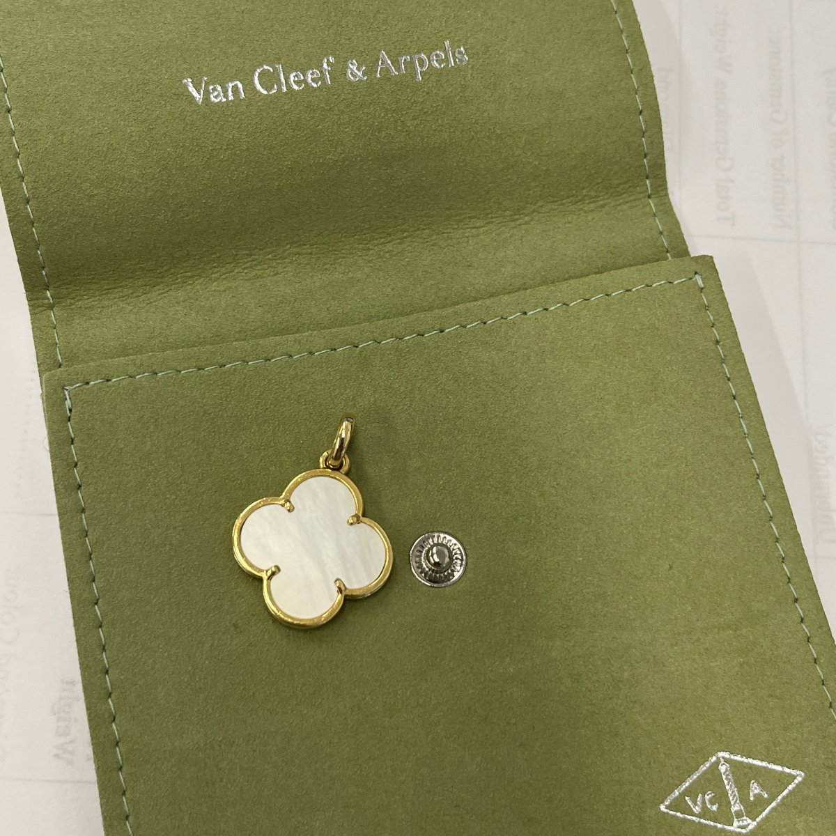 Pendentif Van Cleef & Arpels Vintage Alhambra en or jaune 18 carats – Vers 2001-photo-1