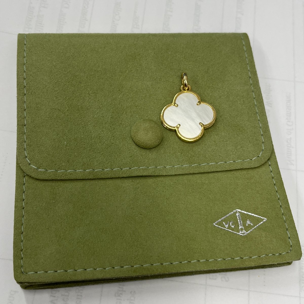 Pendentif Van Cleef & Arpels Vintage Alhambra en or jaune 18 carats – Vers 2001-photo-2