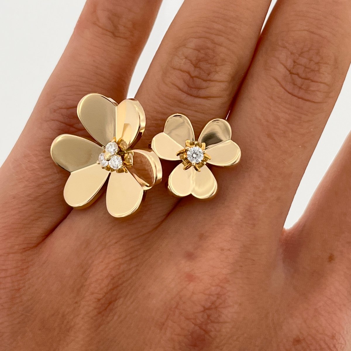 Bague Van Cleef & Arpels Frivole en or jaune 18 carats avec diamant entre les doigts-photo-5