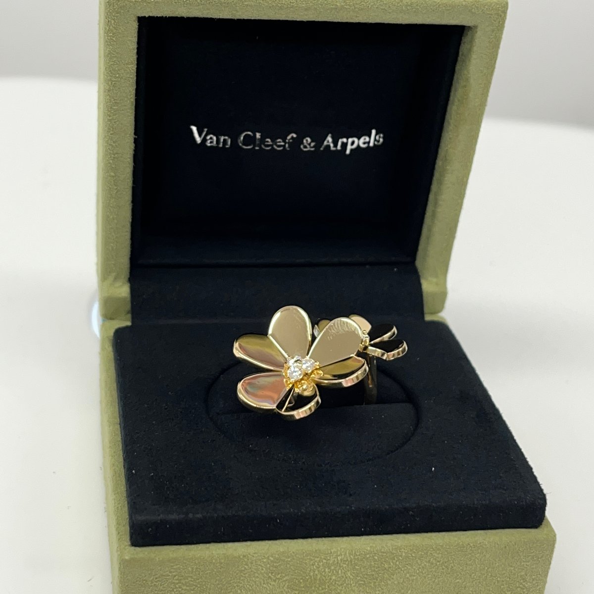 Bague Van Cleef & Arpels Frivole en or jaune 18 carats avec diamant entre les doigts-photo-7