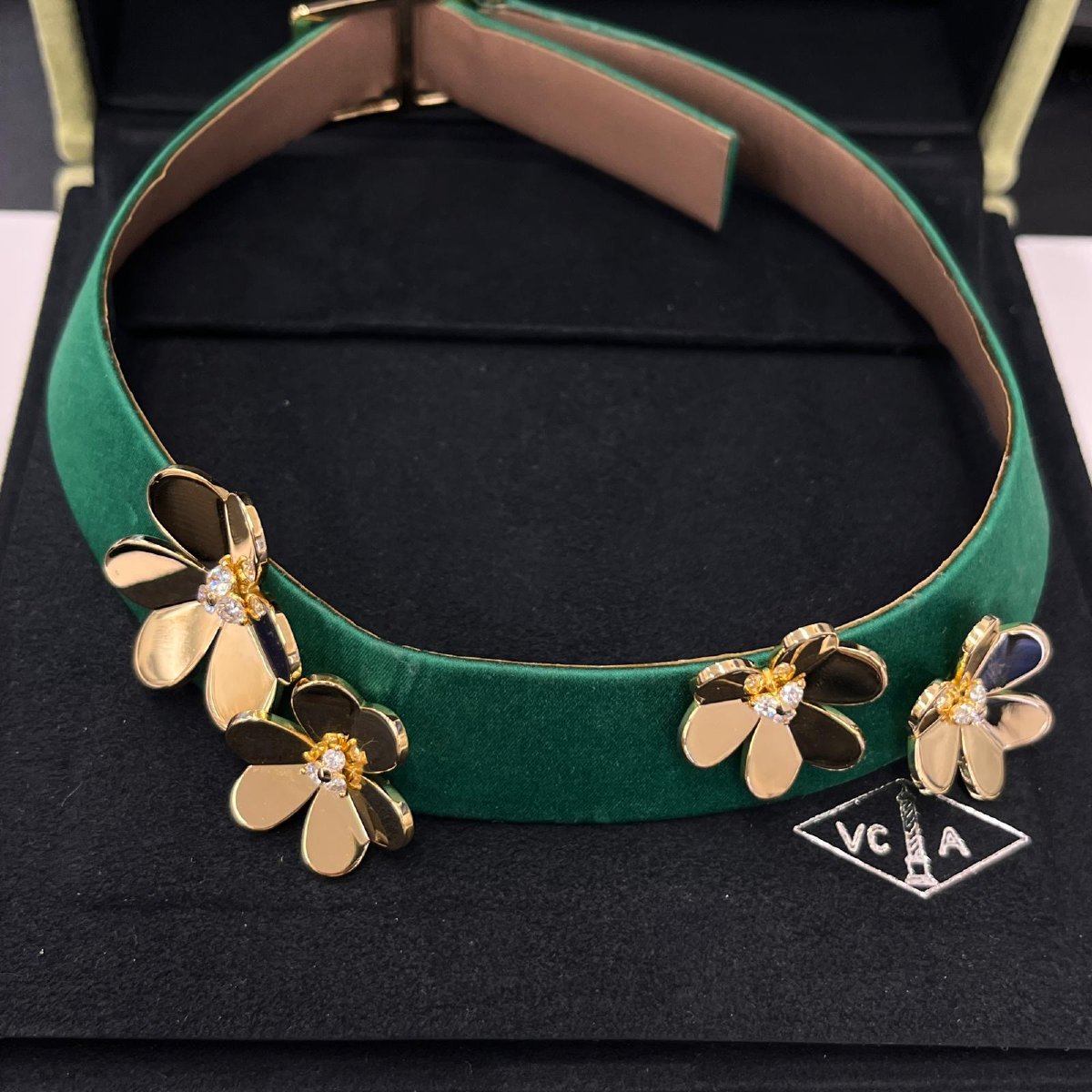 Collier ras-du-cou Van Cleef & Arpels Frivole en or 18 carats avec diamants et satin vert-photo-4