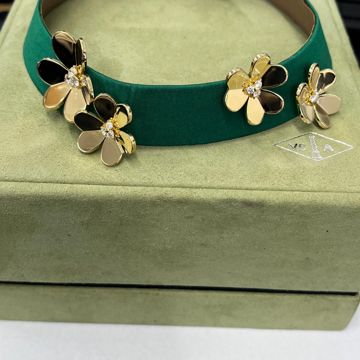Collier ras-du-cou Van Cleef & Arpels Frivole en or 18 carats avec diamants et satin vert-photo-8