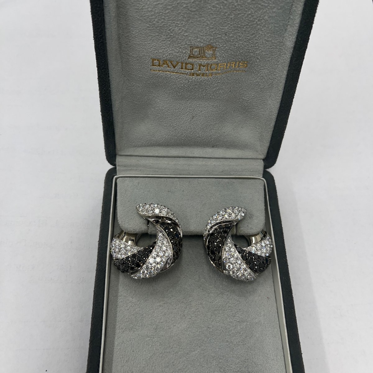 Clips d'oreilles circulaires David Morris Pavé en diamants noirs et blancs – Or blanc 18 carats-photo-5