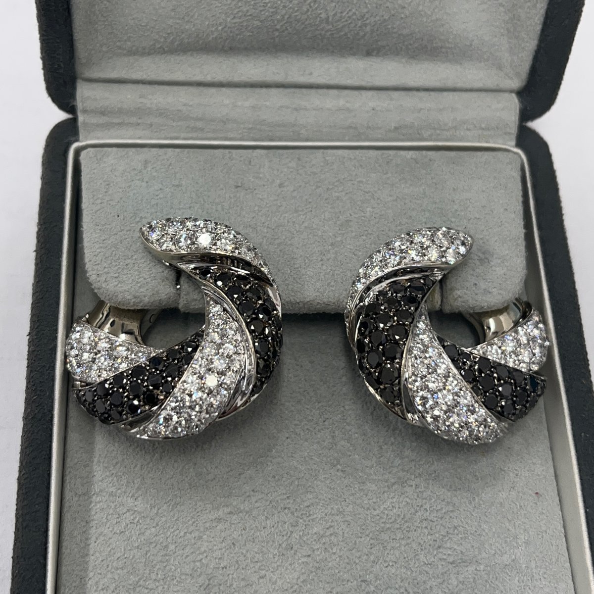 Clips d'oreilles circulaires David Morris Pavé en diamants noirs et blancs – Or blanc 18 carats-photo-6