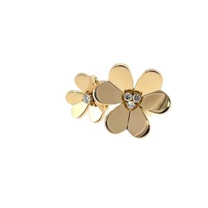 Bague Van Cleef & Arpels Frivole en or jaune 18 carats avec diamant entre les doigts