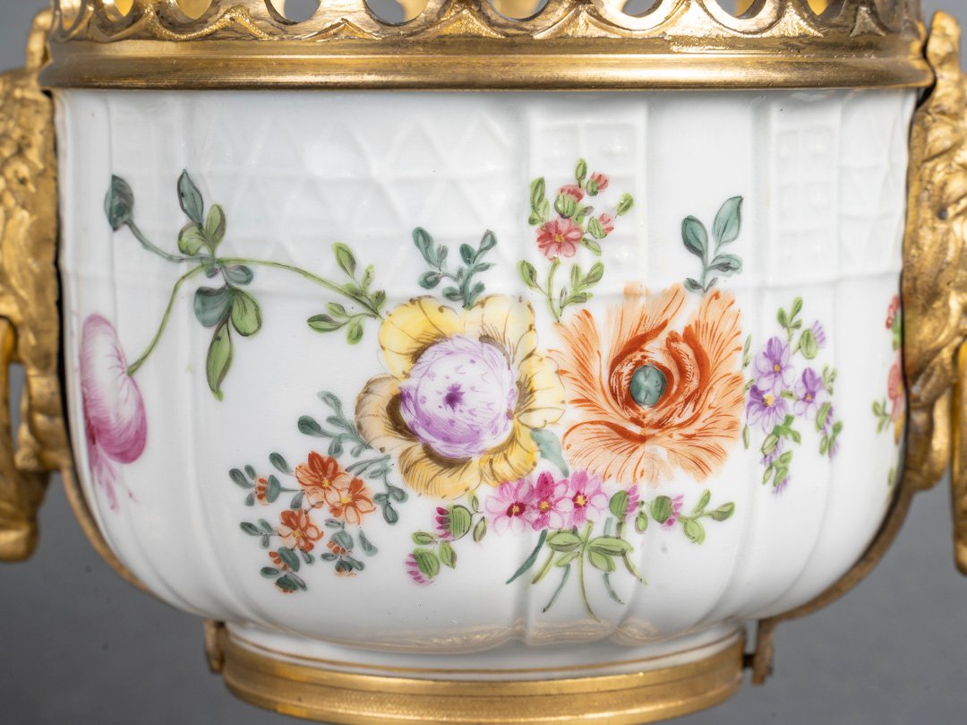 Pair Of Covered Pots In Saxon Porcelain And Gilt Bronze.-photo-2