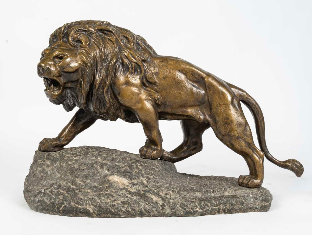 Lion en bronze sur granit signé T Lecas