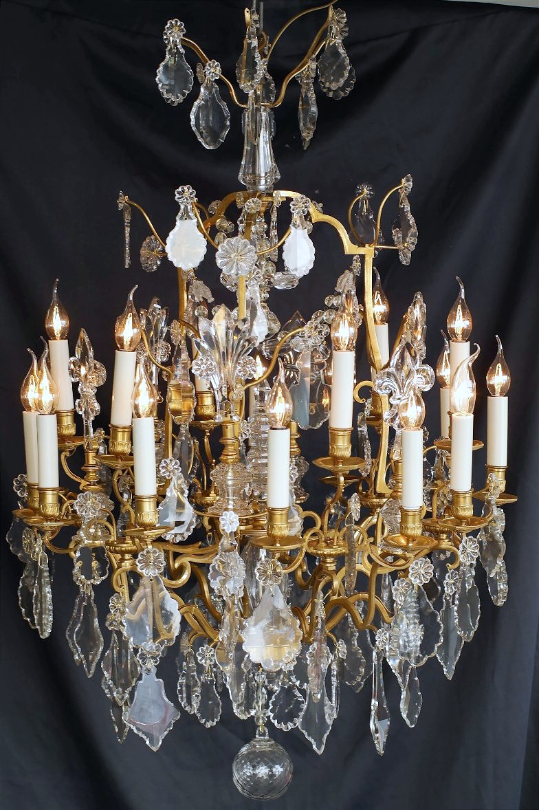 Lustre cage à 18 feux en bronze doré et cristal de Baccarat aux fleurs de Lys