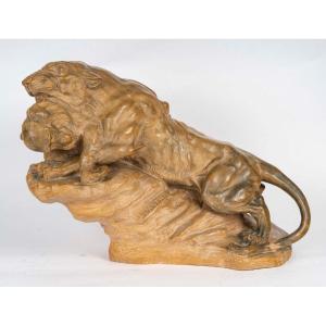 Lionne et singe, sculpture en terre cuite par Thomas Cartier
