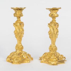 Paire de bougeoirs en bronze doré style rocaille