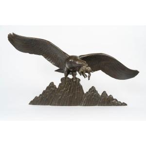 Aigle aux ailes déployées tenant un agneau dans le bec, sculpture en bronze signée Gilbert