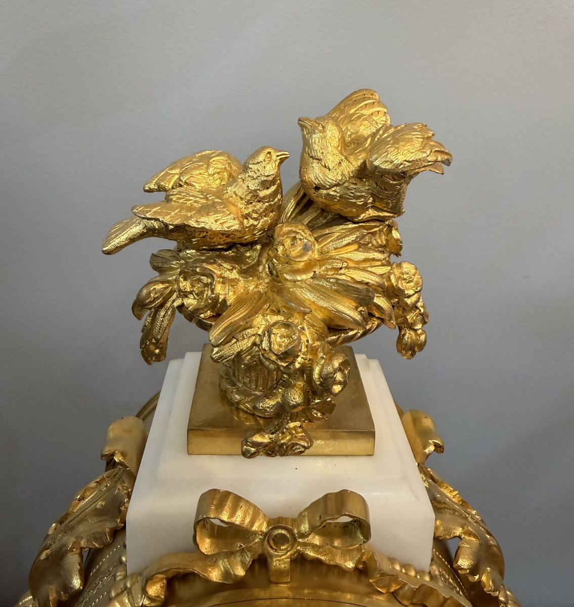 Pendule portique en marbre blanc et bronze doré-photo-2