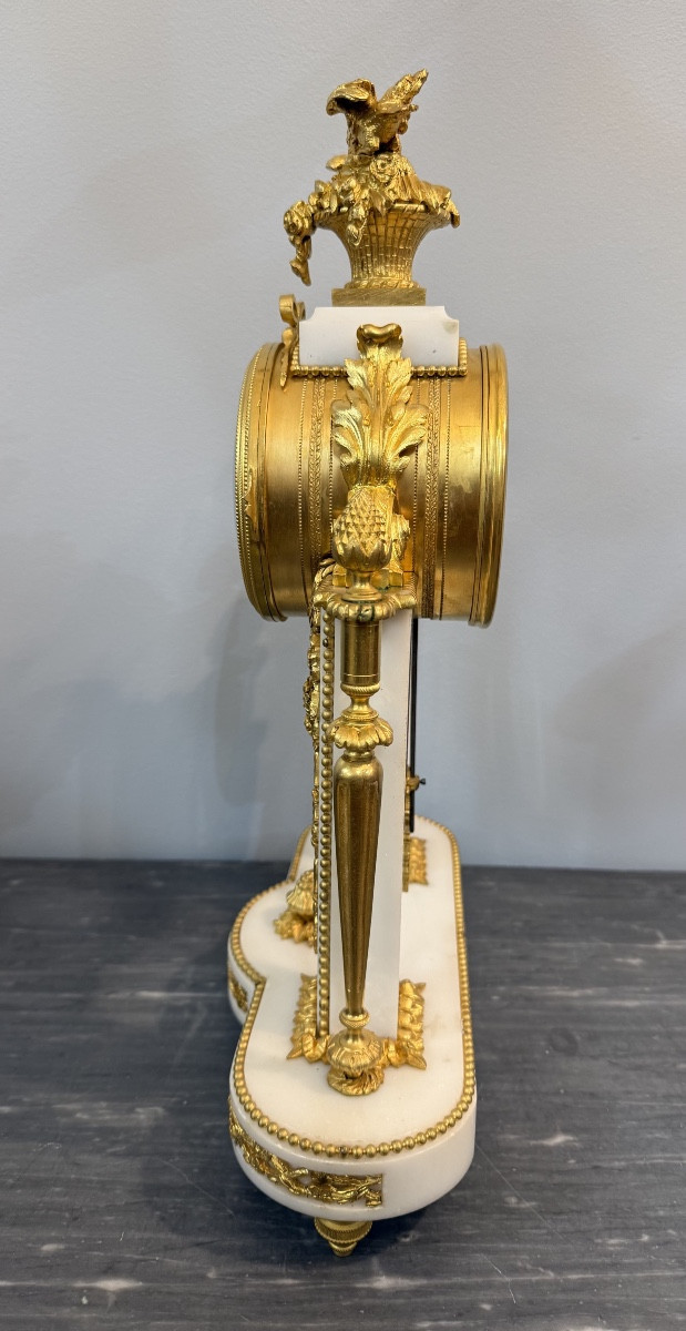 Pendule portique en marbre blanc et bronze doré-photo-1