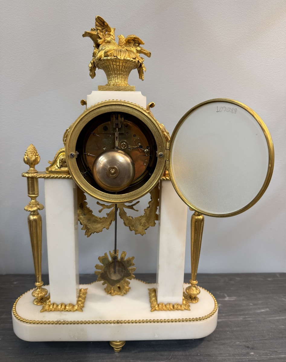 Pendule portique en marbre blanc et bronze doré-photo-2