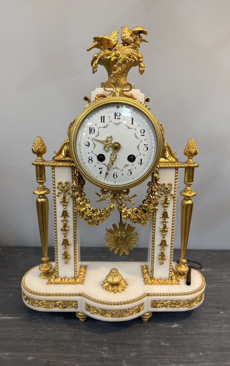 Pendule portique en marbre blanc et bronze doré