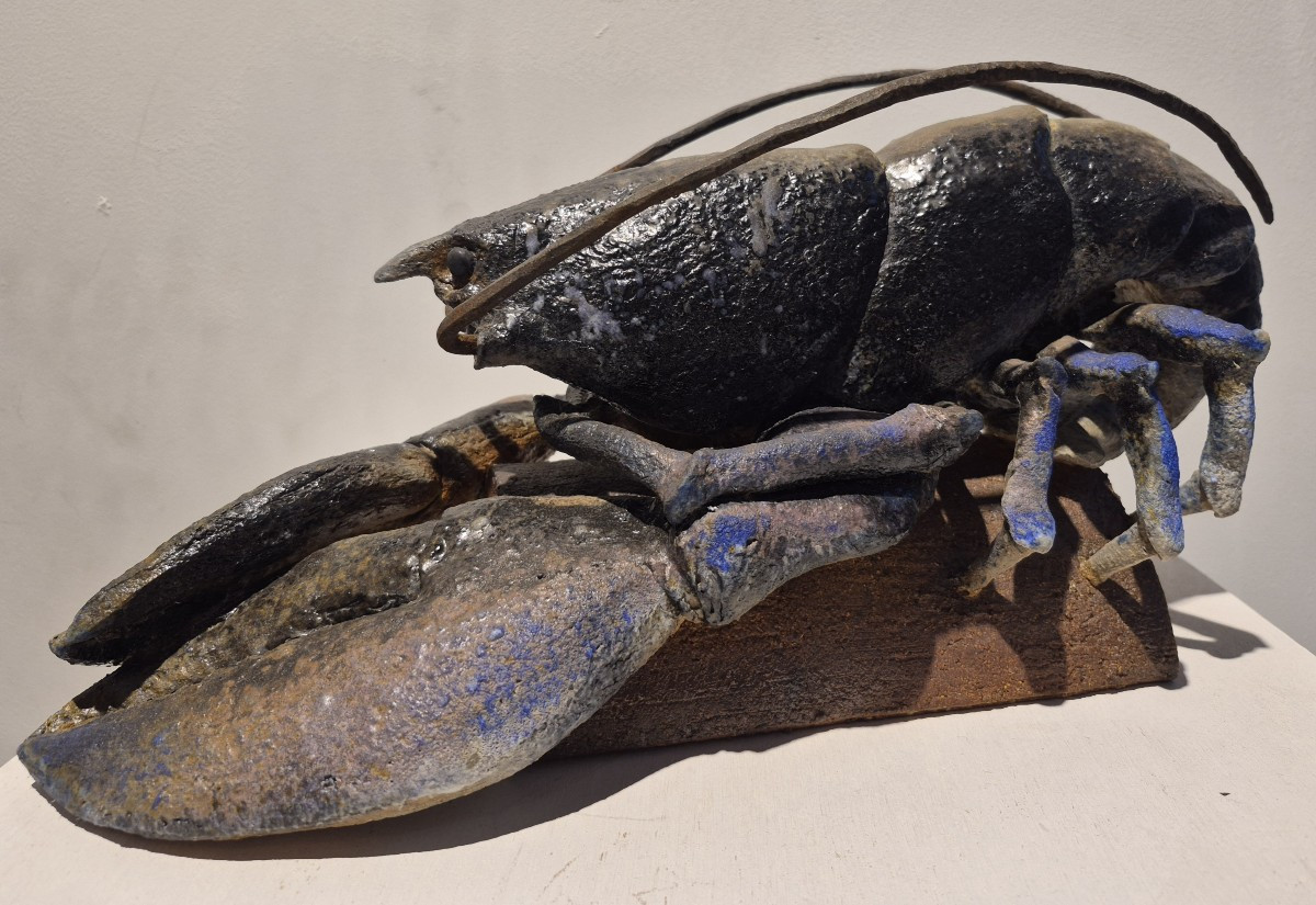 Bruno Ronzier (XXème siècle), homard bleu sur tuile, pièce unique