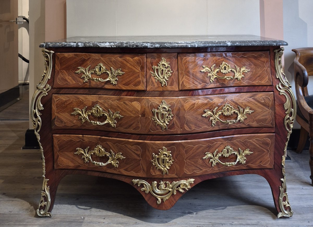 Louis XV-era Chest Of Drawers Known As The "tombeau"