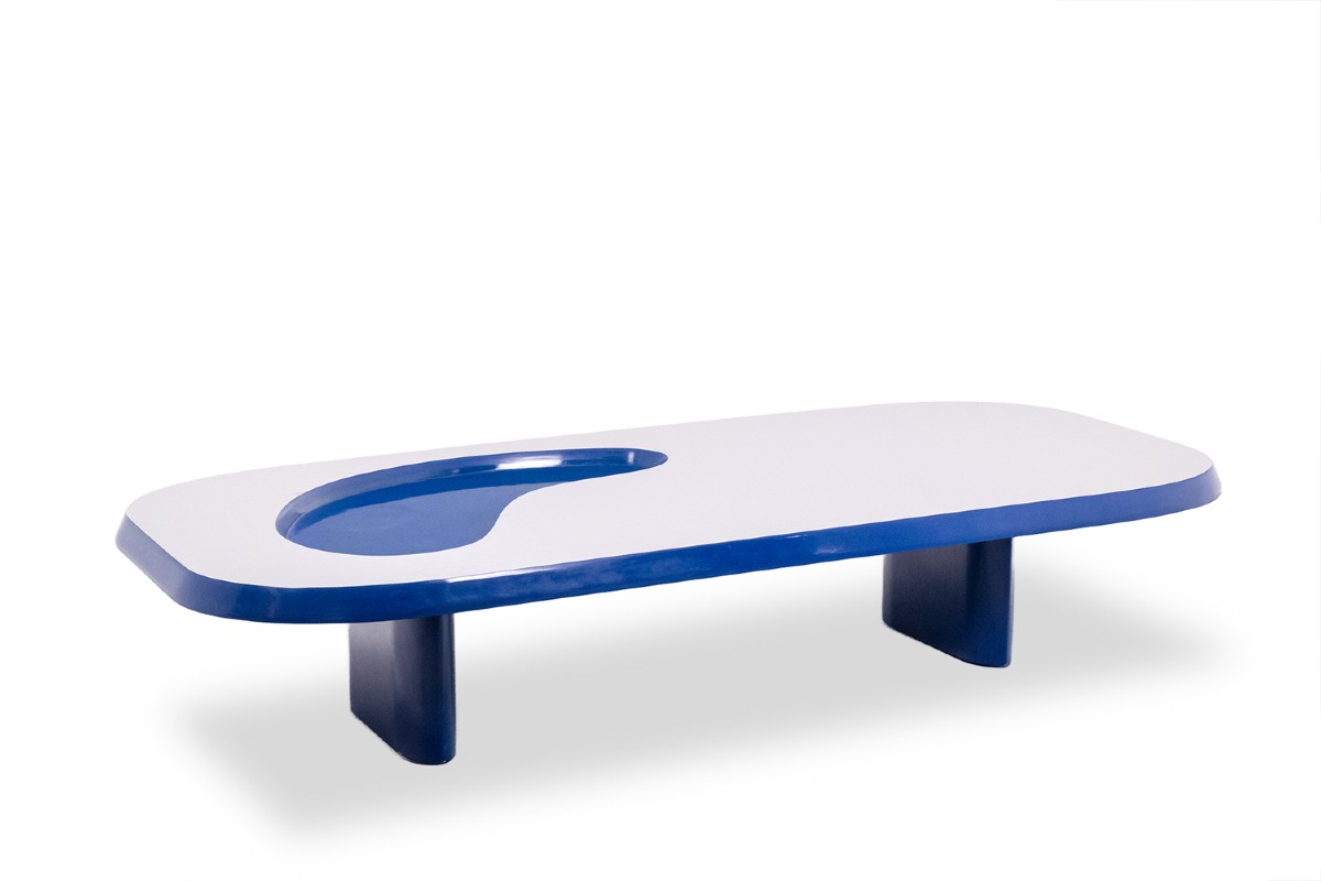 Table basse de forme organique en aluminium et laque. Contemporain. LS65003009M