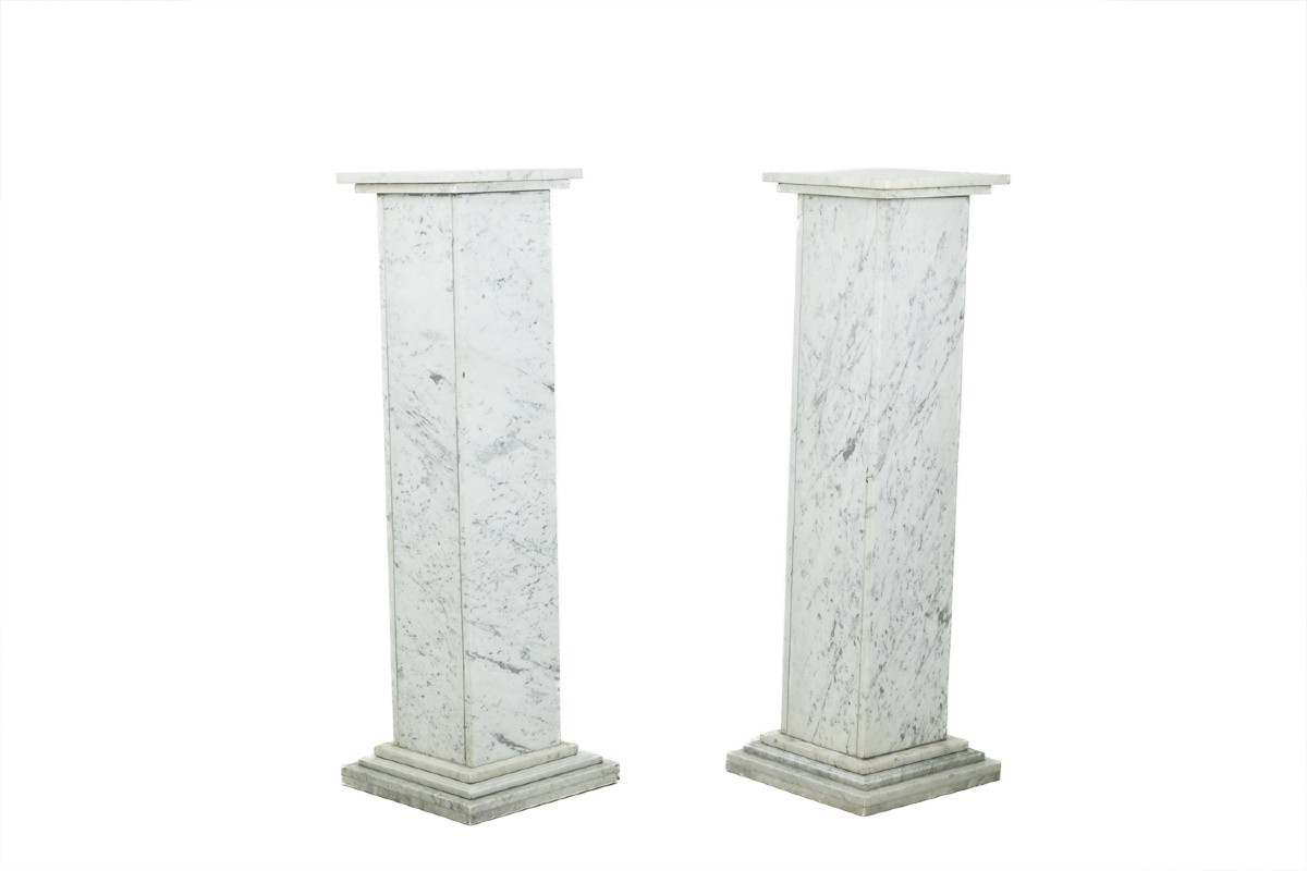Paire de colonnes de style Art Déco, en marbre blanc, XXe siècle.  LS6476409P   