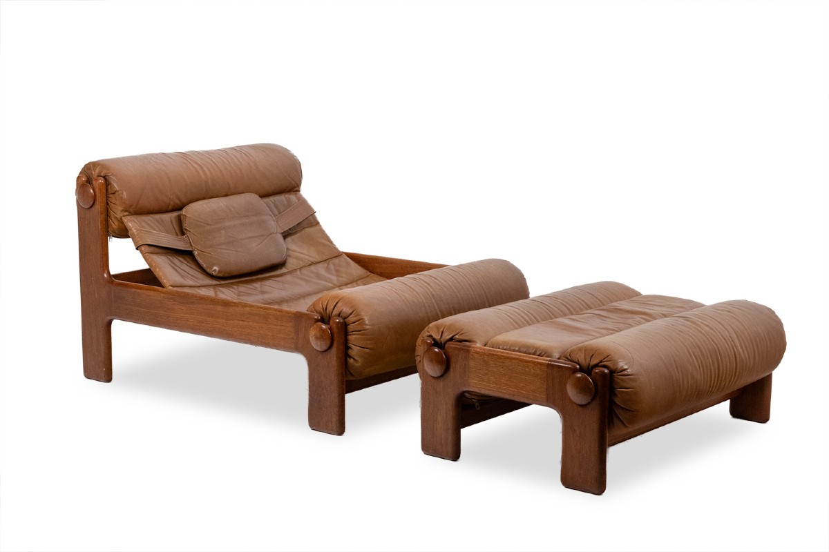 Fauteuil lounge et son ottoman, en orme blond et cuir. Années 1970. LS61501217
