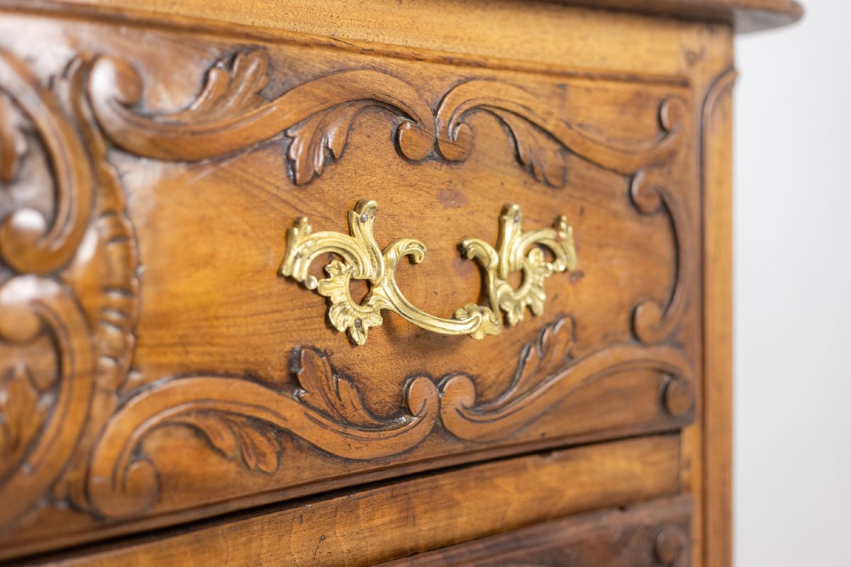 Commode galbée, dite nîmoise, en noyer, à 2 tiroirs. XVIIIe siècle. LS5422802-photo-1