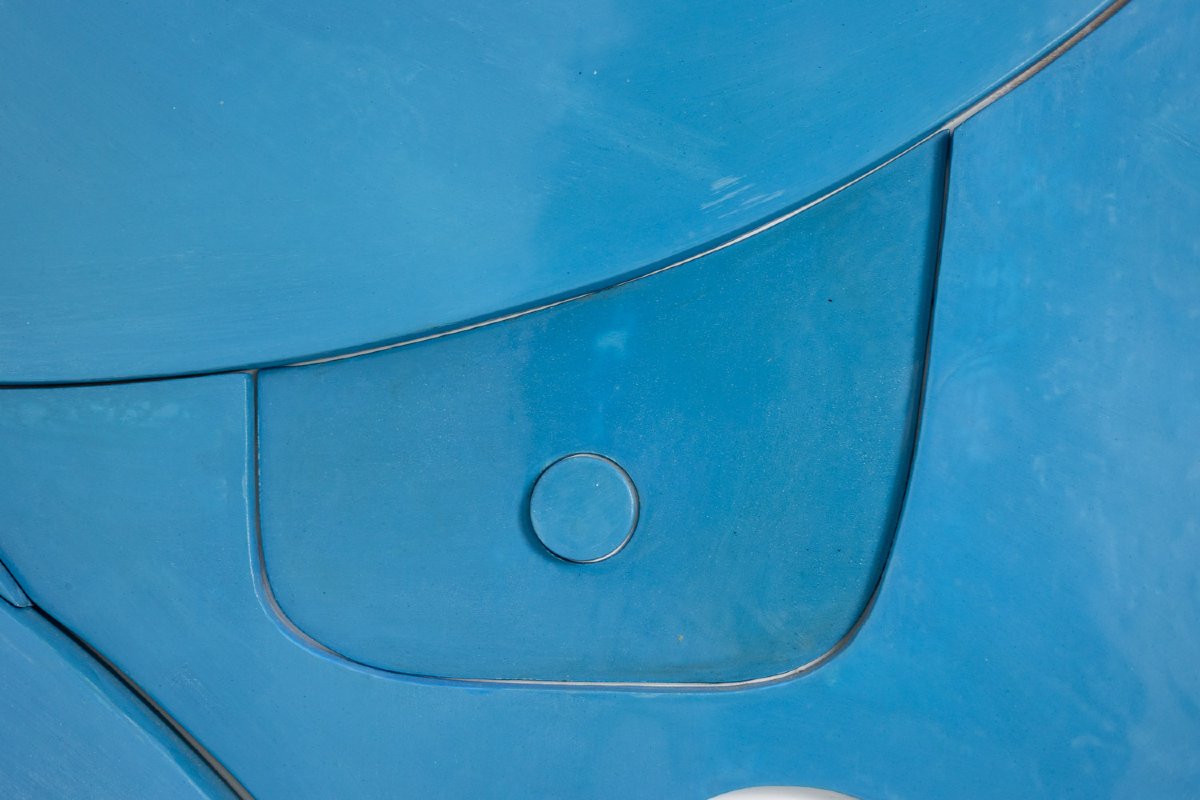 Bas-relief en bois laqué bleu. Travail contemporain d’artiste français. LS66623001-photo-1