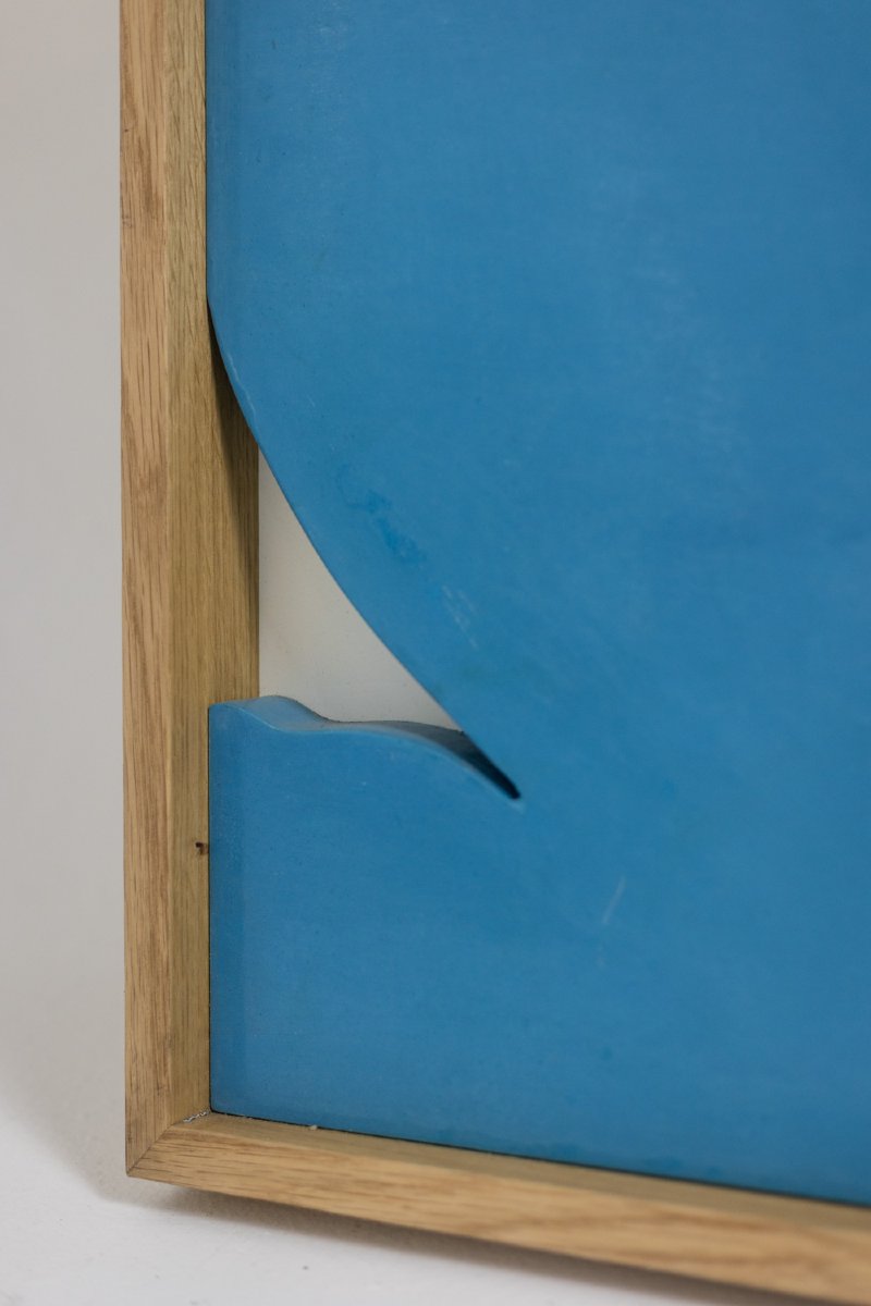 Bas-relief en bois laqué bleu. Travail contemporain d’artiste français. LS66623001-photo-3