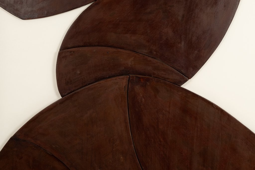 Panneau en bas-relief « Les Jumeaux » en bois patiné. Contemporain LS67863003-photo-1