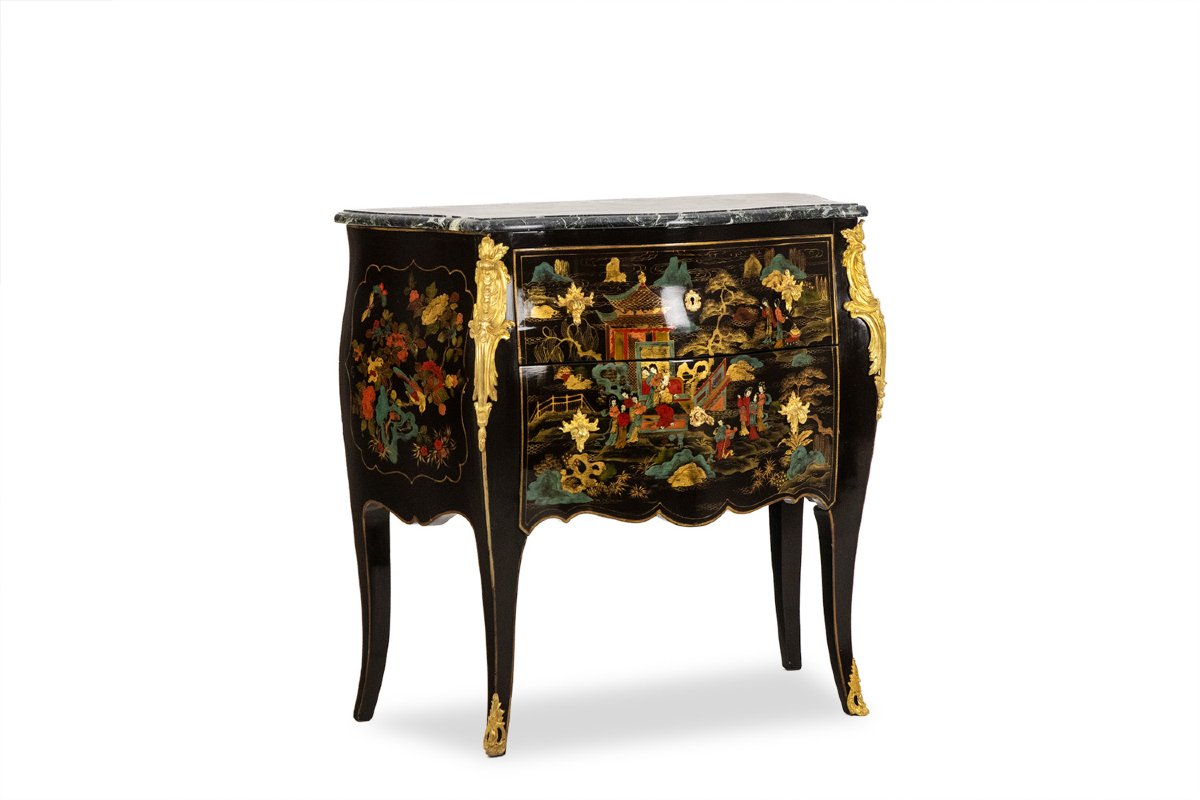 Commode sauteuse de style Louis XV en laque. Années 1950. LS68371209U