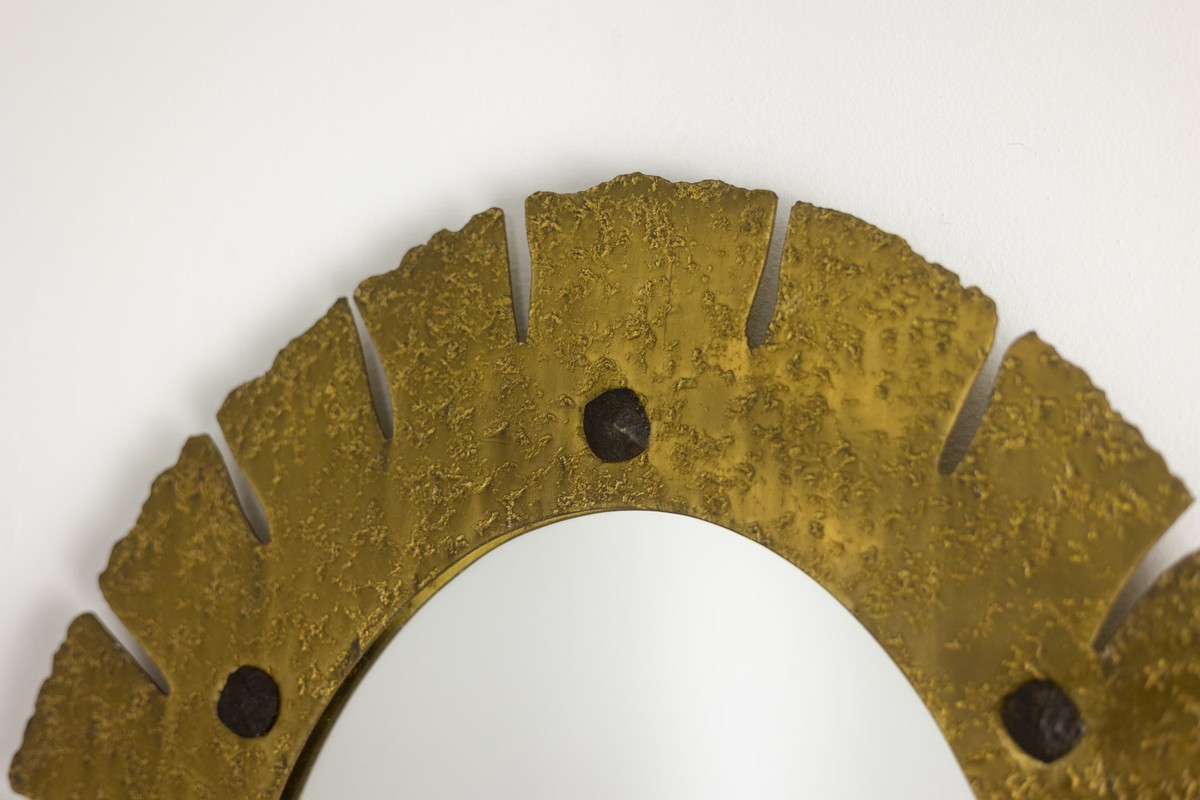 Miroir de forme elliptique en laiton martelé et doré. Années 1950-60.-photo-3