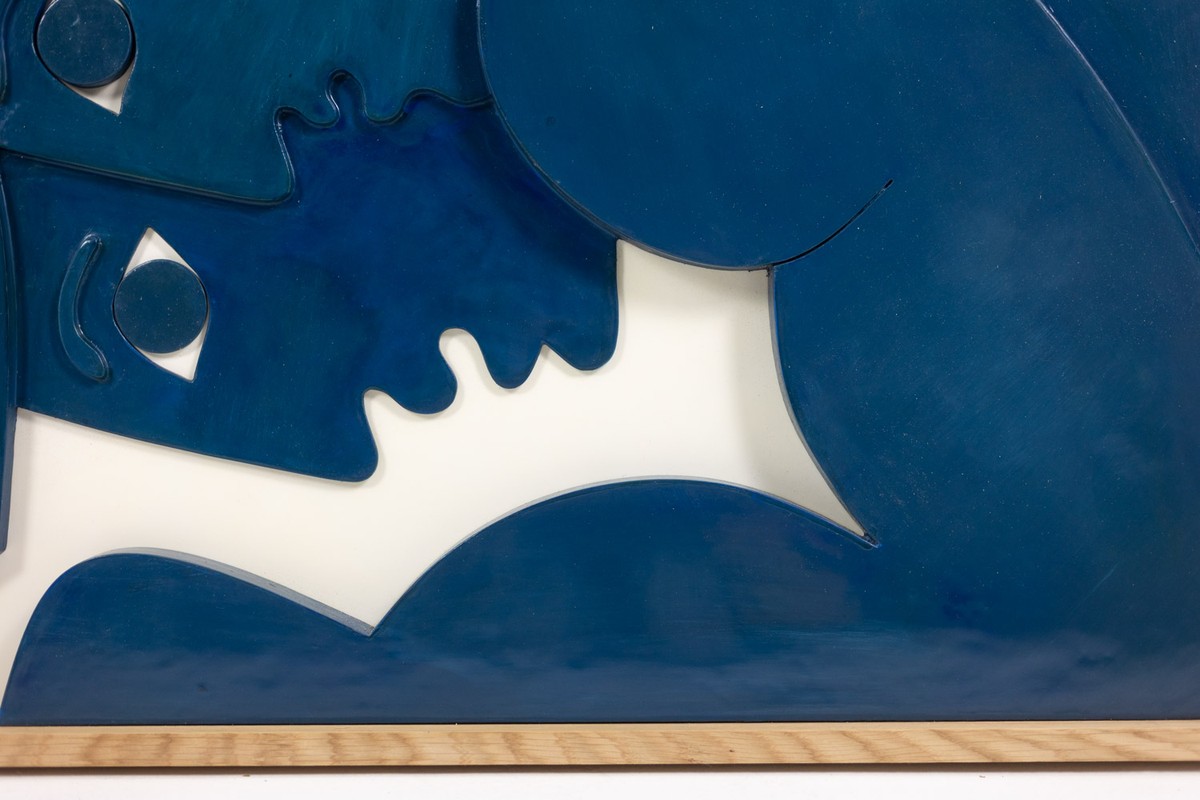 « Les Jumeaux ». Panneau en bas-relief en bois laqué bleu. Contemporain.-photo-2