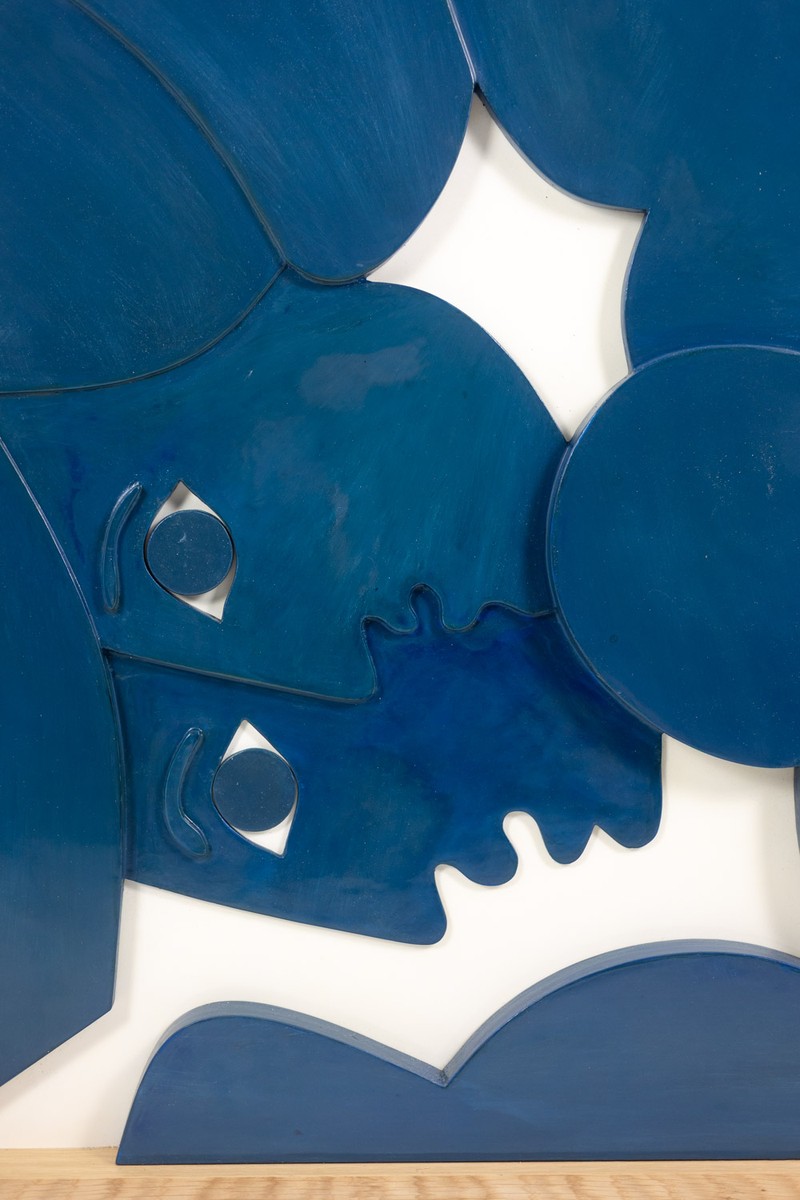 « Les Jumeaux ». Panneau en bas-relief en bois laqué bleu. Contemporain.-photo-3