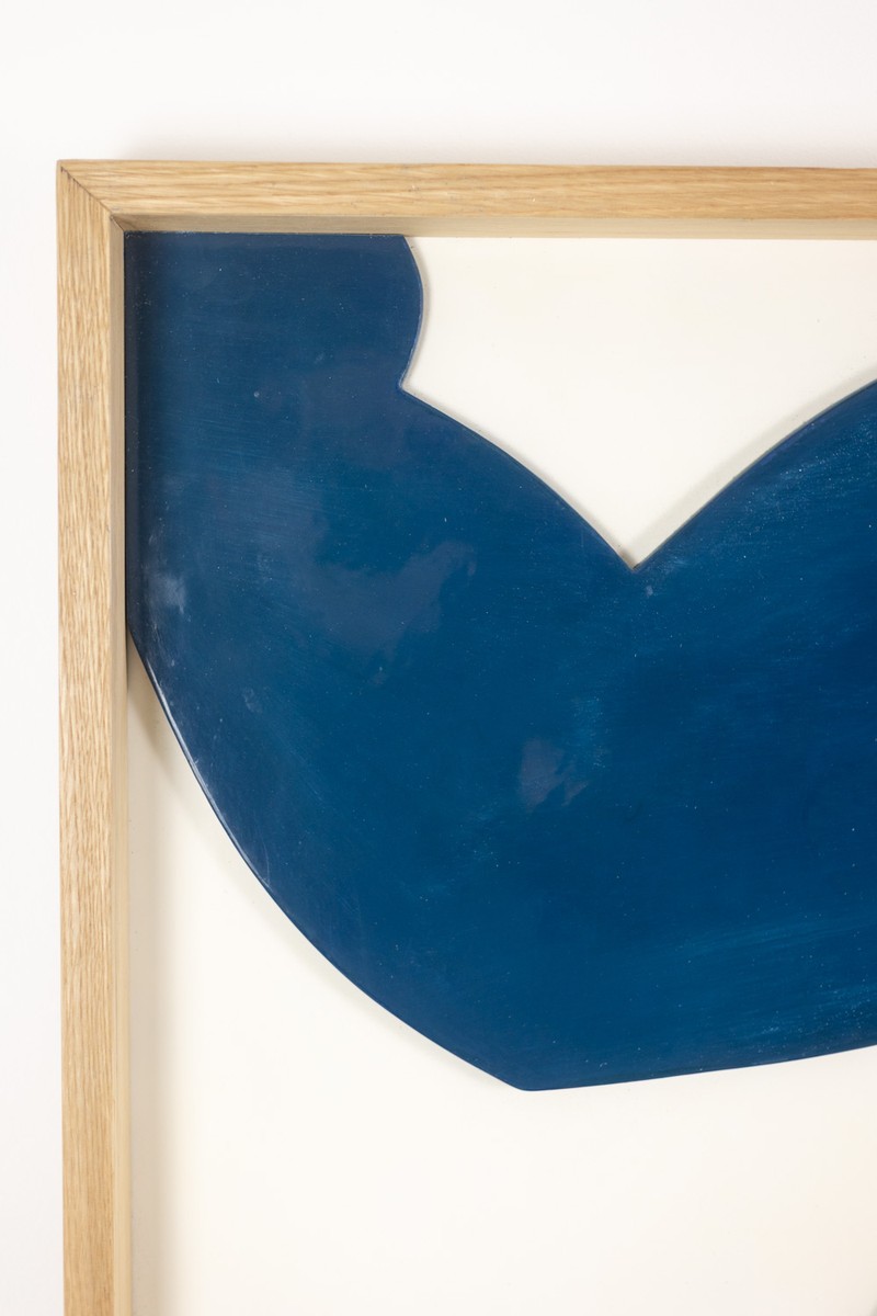 « Les Jumeaux ». Panneau en bas-relief en bois laqué bleu. Contemporain.-photo-1