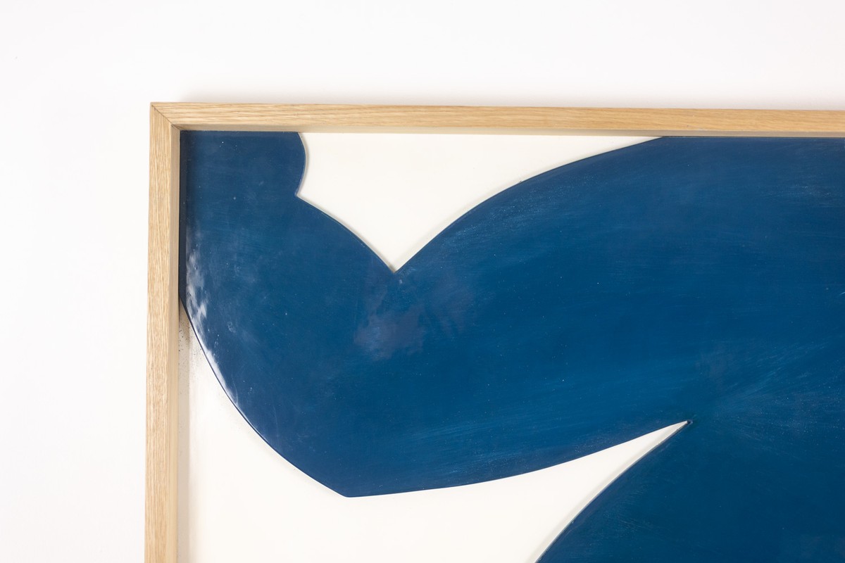 « Les Jumeaux ». Panneau en bas-relief en bois laqué bleu. Contemporain.-photo-2