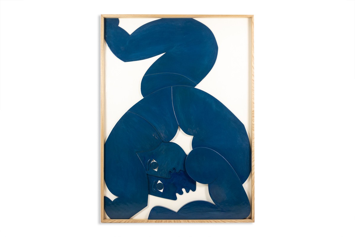 « Les Jumeaux ». Panneau en bas-relief en bois laqué bleu. Contemporain.