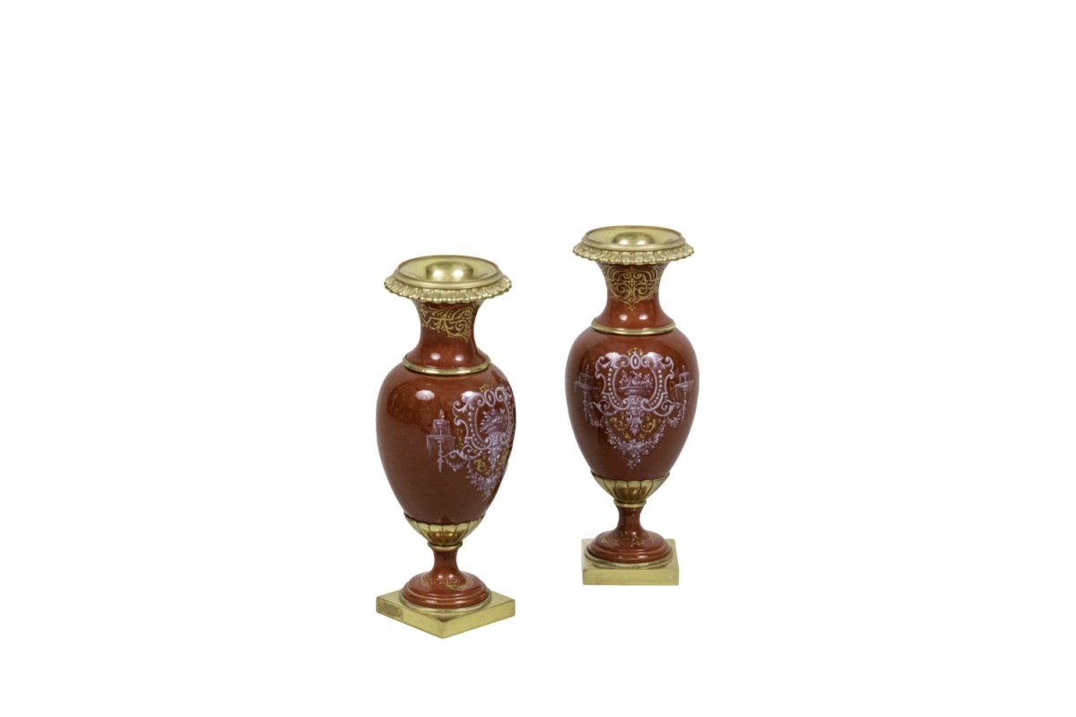 Paire de petits vases en porcelaine rouge et bronze doré, circa 1900 - LS2480331
