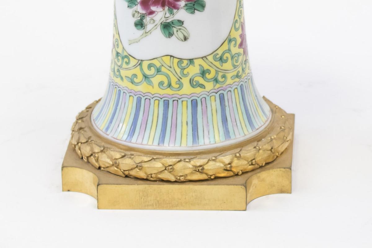 Paire De Vases Cornets Porcelaine Famille Rose, Fin Du XIXème Siècle - LS3567381-photo-1