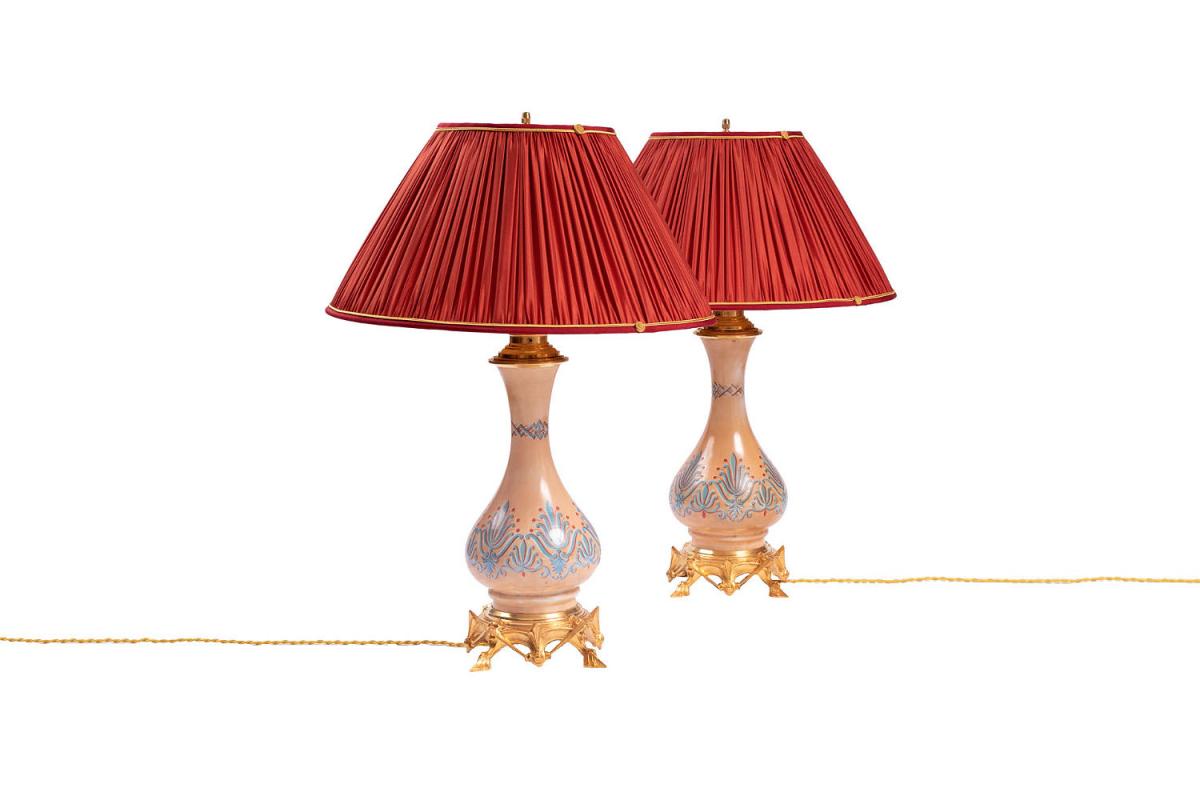 Paire De Lampes De Style Néogothique En Opaline Et Bronze Doré, Vers 1890 - LS3388621
