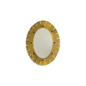 Miroir de forme elliptique en laiton martelé et doré. Années 1950-60.