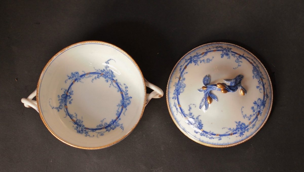 Écuelle ronde en porcelaine tendre de Sèvres à décor en camaïeu bleu, XVIIIe siècle.-photo-3