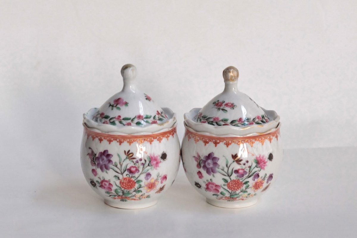 Pair Of Chinese Porcelain Juice Pots, Qianlong Period, 18th Century.