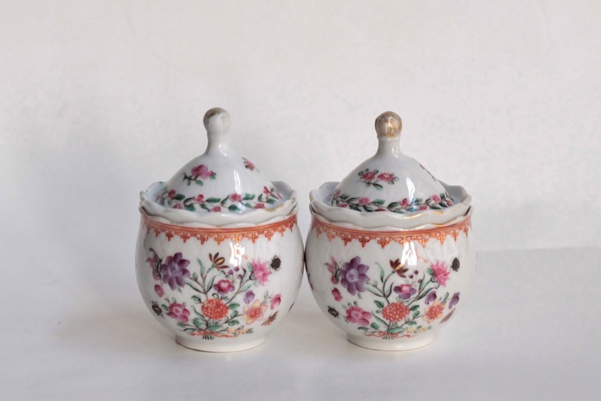  Paire de pots à jus en porcelaine de Chine, époque Qianlong, 18e siècle.