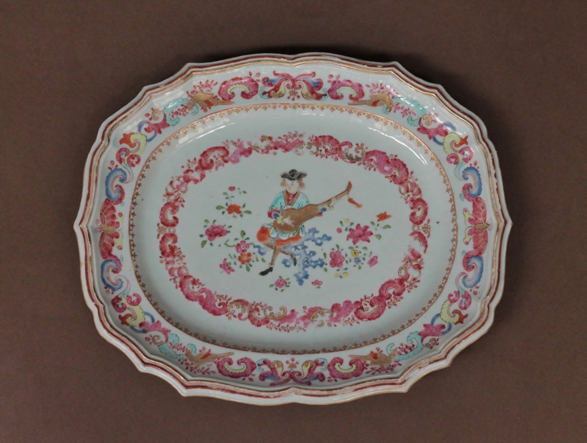 Plat en porcelaine de Chine à décor d'un musicien. Epoque Qianlong (1736-1795).