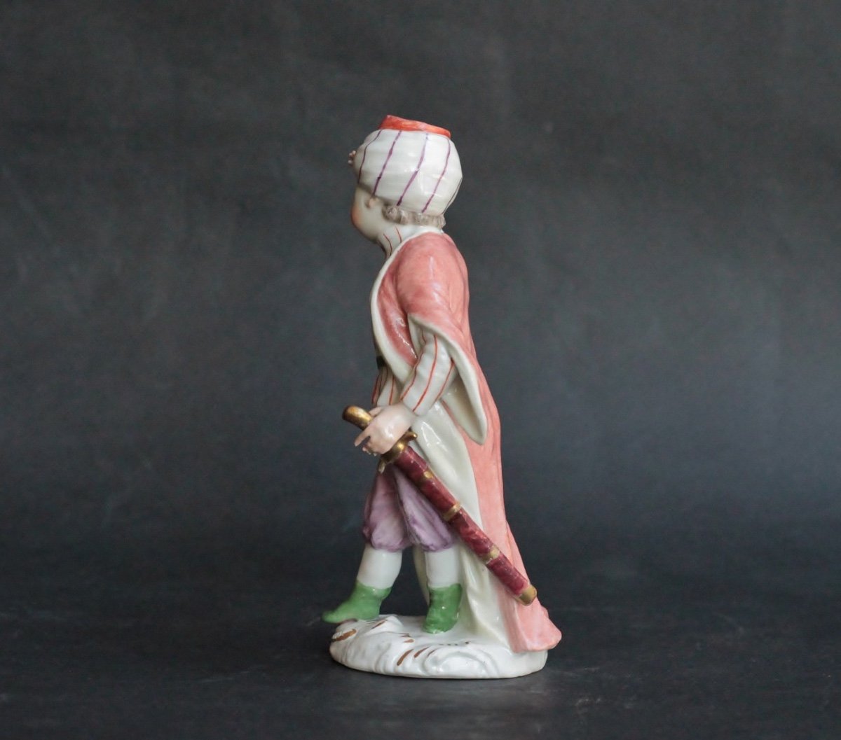 Statuette en porcelaine de Meissen représentant un enfant en costume turc, vers 1750.-photo-3