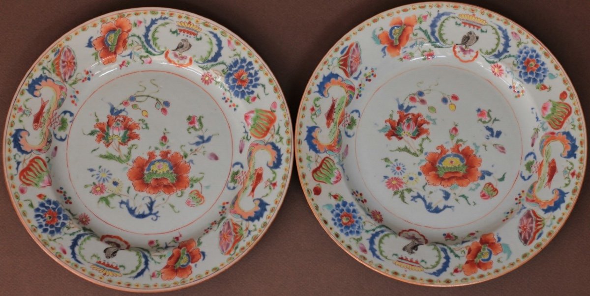 Paire d'Assiettes En Porcelaine De Chine à Décor Dit "pompadour", 18e S.