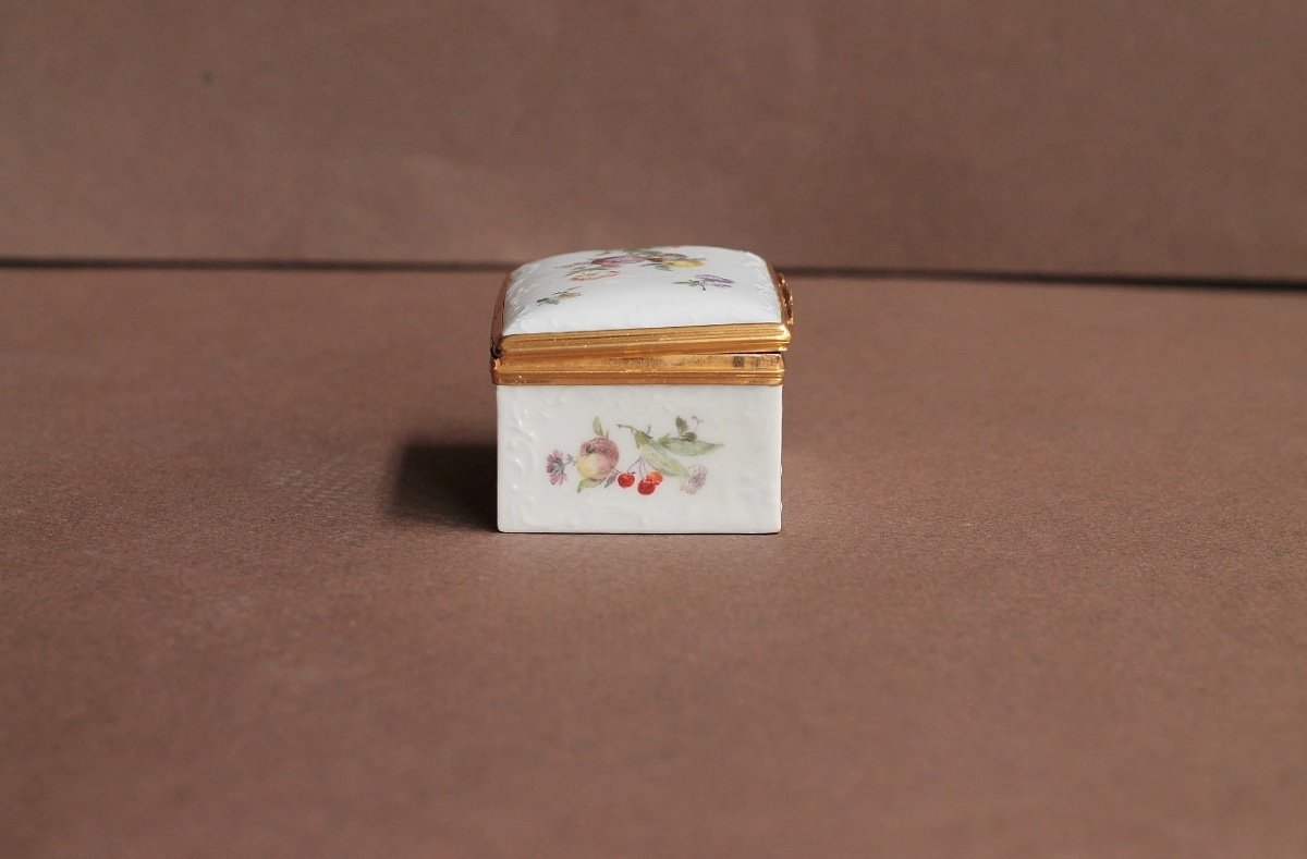 Meissen Porcelain Snuff Box With Polychrome Fruit Decor. 18th Century.-photo-2